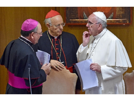 El Papa en Santa Marta junto a obispos  (ANSA).