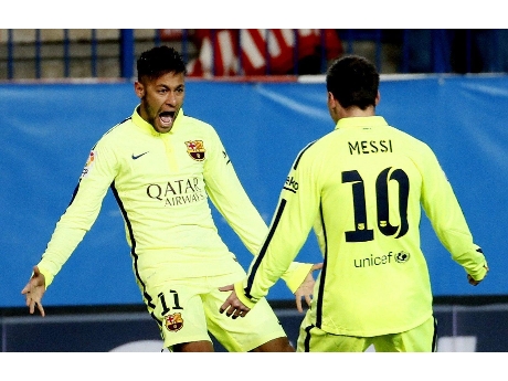 Neymar festeja con el argentino Lionel Messi (ANSA). 