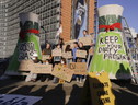 Protesta degli attivisti contro la proposta sulla tassonomia energetica europea, davanti alla sede della Commissione Ue a Bruxelles (ANSA)