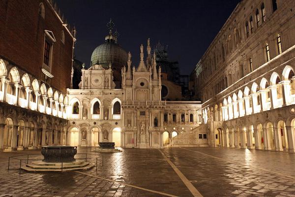 Venezia, una veduta notturna di Palazzo Ducale © ANSA