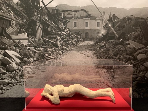 L'archeologico di Napoli ricorda il terremoto dell' 80 con '19:34' © ANSA