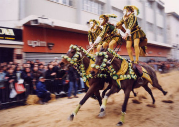 Esibizione dei cavalieri alla Sartiglia di Oristano © Ansa