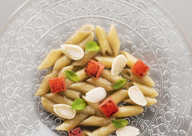 piatto di pasta : Mezze Penne, melanzana, anguria arrostita, menta e mandorla © ANSA