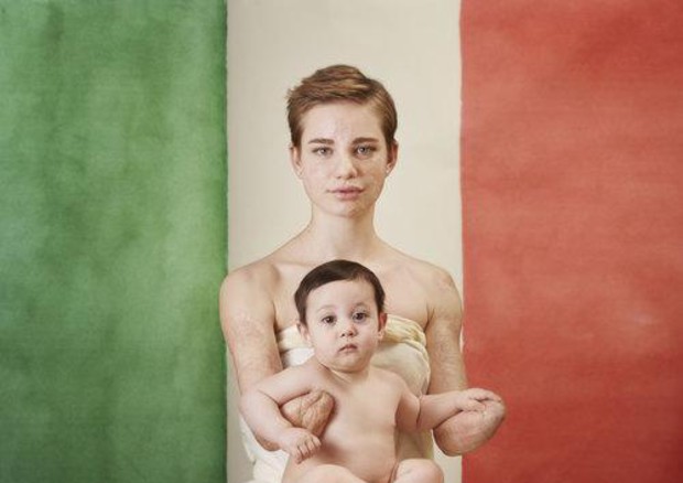 Bebe Vio posa per Anne Geddes per il vaccino contro la meningite © ANSA