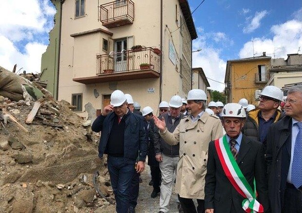 Raffaele Cattaneo con il presidente D'Alfonso in visita nelle zone del terremoto © Ansa