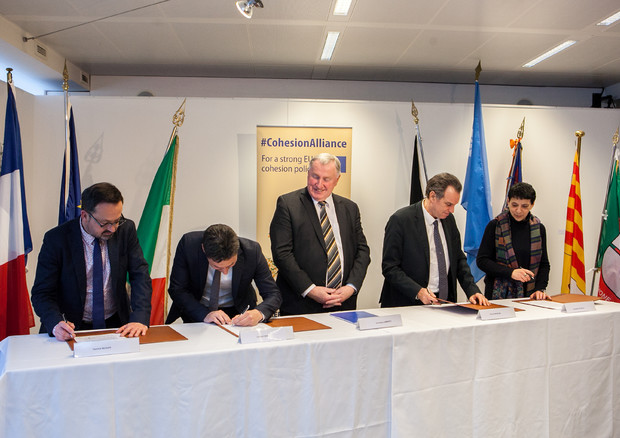 La firma del manifesto promosso dall'Alleanza europea per la coesione - fonte: CdR © Ansa