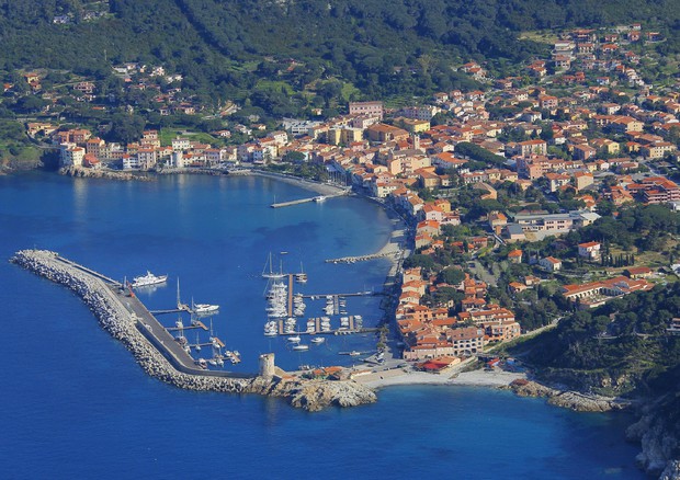 Vista aerea del villaggio Marciana Marina, Elba  ANSA/ FABIO MUZZI © ANSA