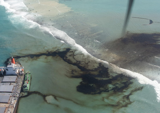 Oil spill off Mauritius after bulk carrier ship Wakashio hit the coral reefs © EPA