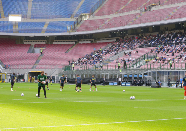 Tifosi seduti in tribuna, nel rispetto delle regole del distanziamento anti Covid e con mascherine allo Stadio Meazza di Milano il 19 Settembre 2020 ANSA/ROBERTO BREGANI © ANSA