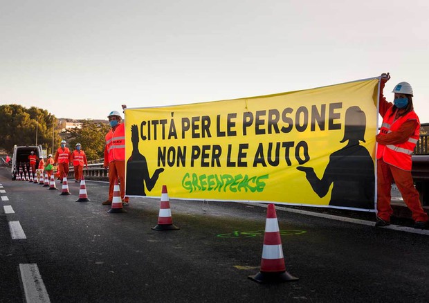 Greenpeace in azione a Roma, cavalcavia diventa ciclabile © ANSA