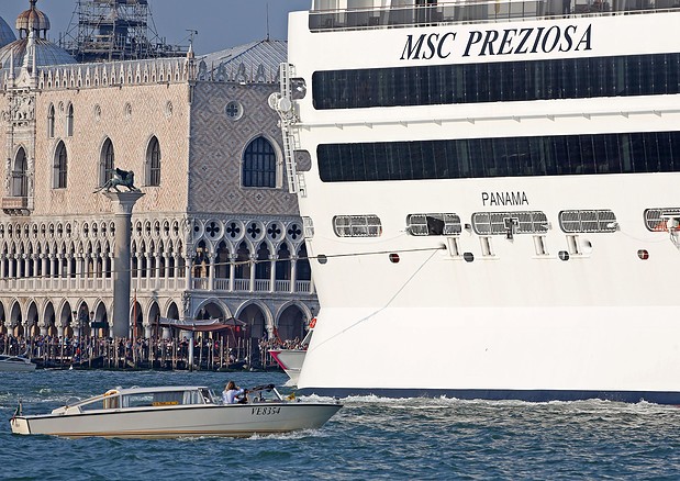 Venezia: ok attracco temporaneo grandi navi a Marghera © ANSA