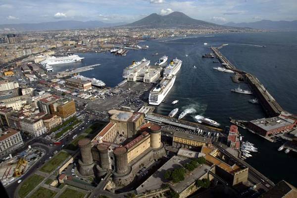 iL porto di Napoli