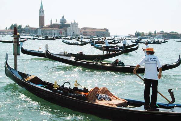 Venezia:gondole 'retrocesse' nel traffico, ira maestri remo