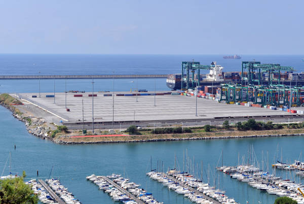 Porti: Genova, via libera Enac per utilizzo gru da 90 metri