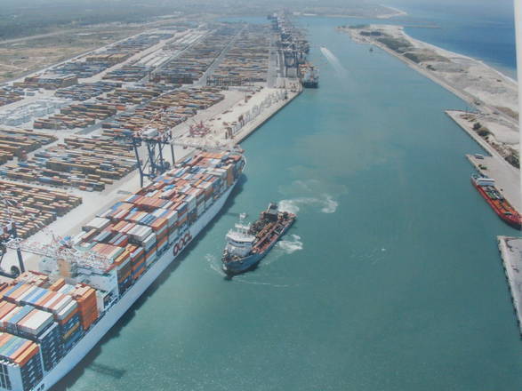 Veduta aerea del porto di Gioia Tauro