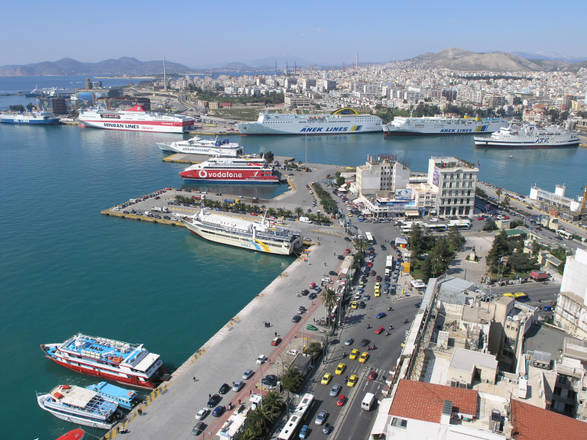 Tre panoramiche del porto ateniese del Pireo, in Grecia