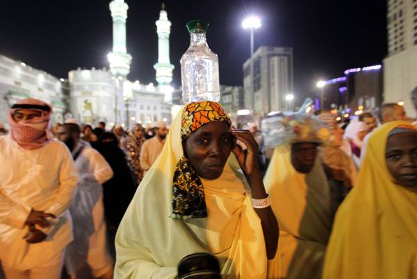 Pellegrini in notturno alla Mecca