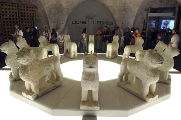 I dodici leoni della famosa fontana dell'Alhambra dopo il restauro