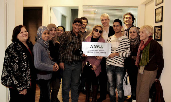 I ragazzi che partecipano al progetto cofinanziato dal Ctm di Lecce e da Elisso di Roma in visita all'ufficio Ansa di Beirut