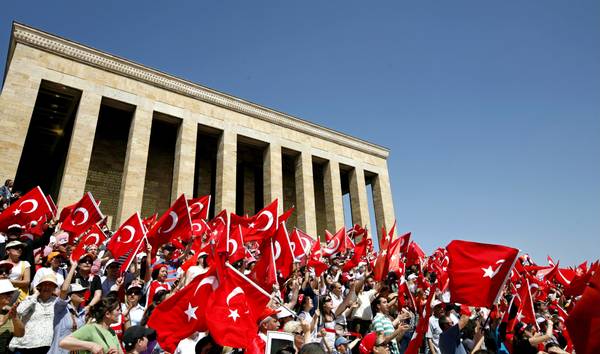 Una dimostrazione per la Turchia laica al mausoleo di Ataturk, ad Ankara