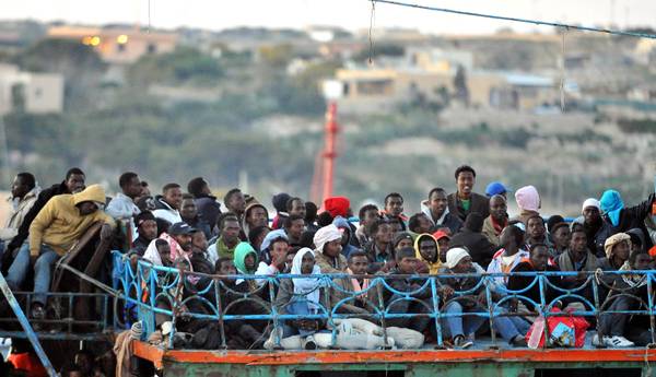 Una nave di immigrati arriva a Lampedusa