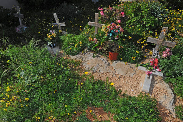 Tombe senza nome nel cimitero di Lampedusa, sono di donne ed uomini giunti morti nel corso degli sbarchi