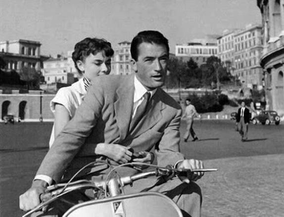 Audrey Hepburn e Gregory Peck in vespa in una scena del film ''Vacanze romane''.
