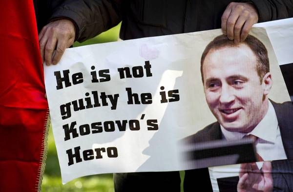 Un manifesto di un sostenitore dell'ex premier del Kosovo e ex membro dell'Uck Ramus Haradinaj, assolto oggi per la seconda volta dal Tpi