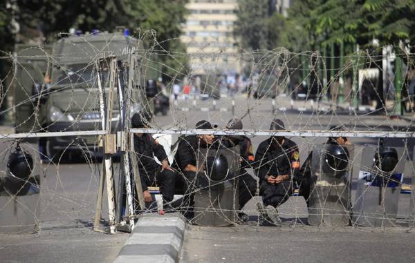 Egitto: ai militari il potere di arrestare i civili