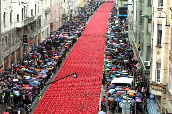 Sarajevo commemora le vittime dell'assedio serbo con 11.541 sedie rosse vuote