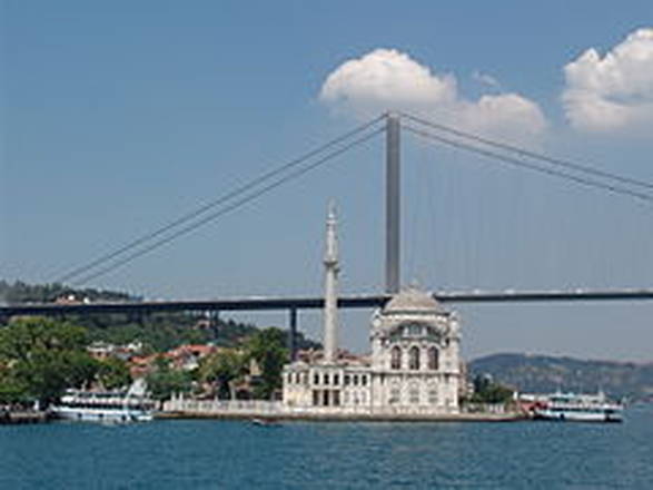 La Moschea di Ortakoy e uno dei ponti che attraversano il Bosforo a Istanbul