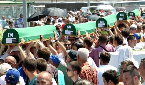 Cerimonia per il 17/o anniversario del massacro di Srebrenica
