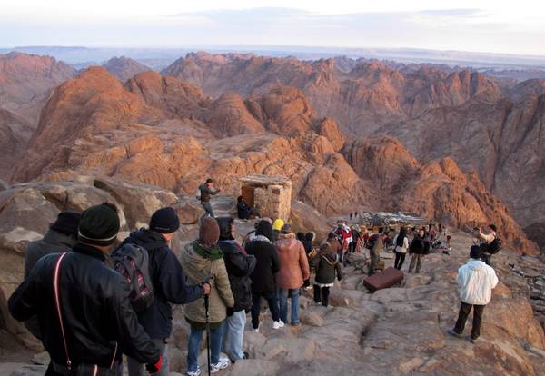 Turisti in marcia verso il monastero di Santa Caterina nel sud del Sinai