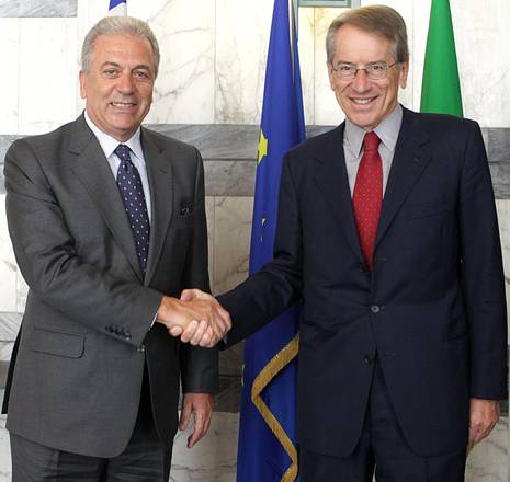 I ministri degli Esteri di Grecia ed Italia, Dimitris Avramopoulos (s) e Giulio Terzi