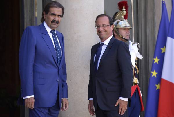 Il presidente francese Francois Hollande (d) con l'emiro del Qatar Sheikh Hamad bin Khalifa al-Thani, in un incontro all'Eliseo il 22 agosto 2012