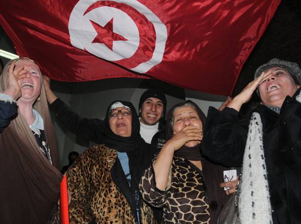 Donne tunisine esultano per la dissoluzione del l'Rcd, il partito di Ben Ali