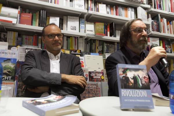 Il giornalista Alfredo Macchi (sinistra), con il collega Sandro Provvisionato, alla presentazione del libro 