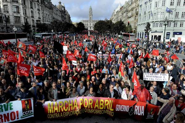 Un momento della protesta del sindacato portoghese CGTP pochi giorni fa a Porto contro le misure di austerita'
