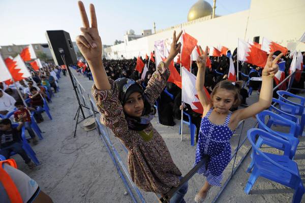 Children flash the victory sign during an opposition gathering in Bahrain (archive)
