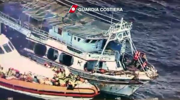 Il soccorso al barcone con 142 migranti alla deriva per oltre un giorno al largo di Crotone
