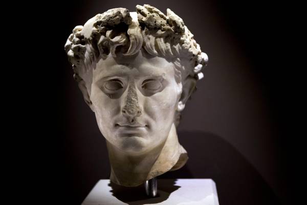 Una scultura dlel'imperatore Augusto, che regnava al tempo di Erode, parte della mostra di Gerusalemme