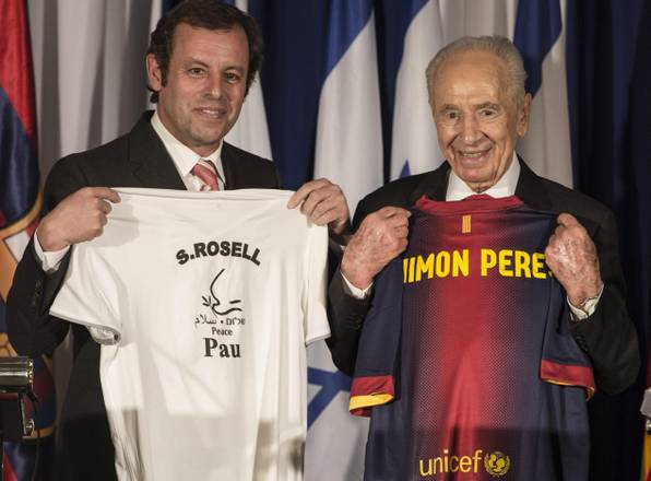 Il presidente israeliano Shimon Peres con il presidente del Barcellona Sandro Rosell