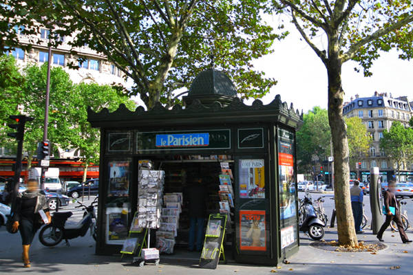 Uno storico chiosco dei giornali a Parigi