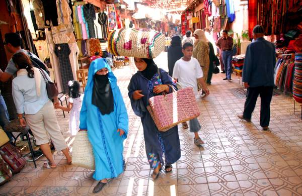 Moroccan women at Souk Semmarin in Marrakech (archive)