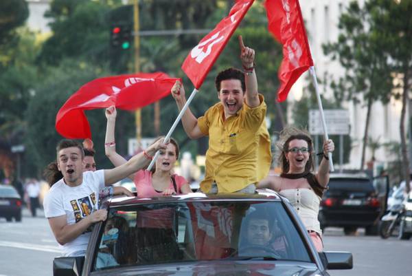 Festa nelle strade di Tirana per la vittoria del socialista Edi Rama alle elezioni di domenica