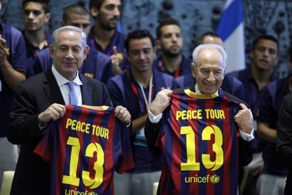Il premier israeliano Netanyahu e il presidente Peres incontra la squadra del Barcellona