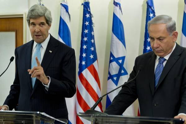 Il segretario di stato Usa John Kerry con il premier israeliano Benyamin Netanyahu