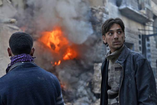 Dopo un bombardamento dell'aviazione governativa ad Aleppo