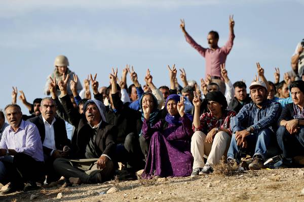 Curdi  dalla Turchia incoraggiano i loro fratelli oltre il confine a Kobane