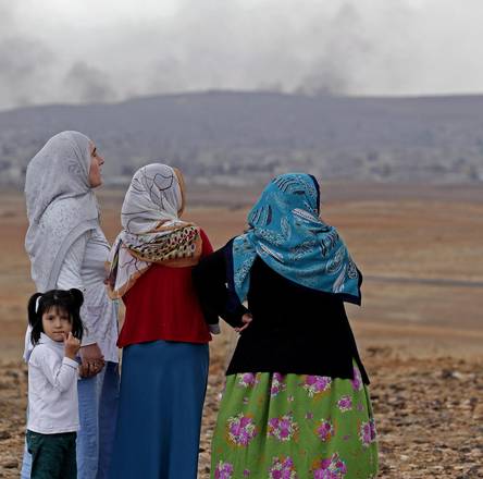 Donne guardano battaglia di Kobane dalla frontiera turca